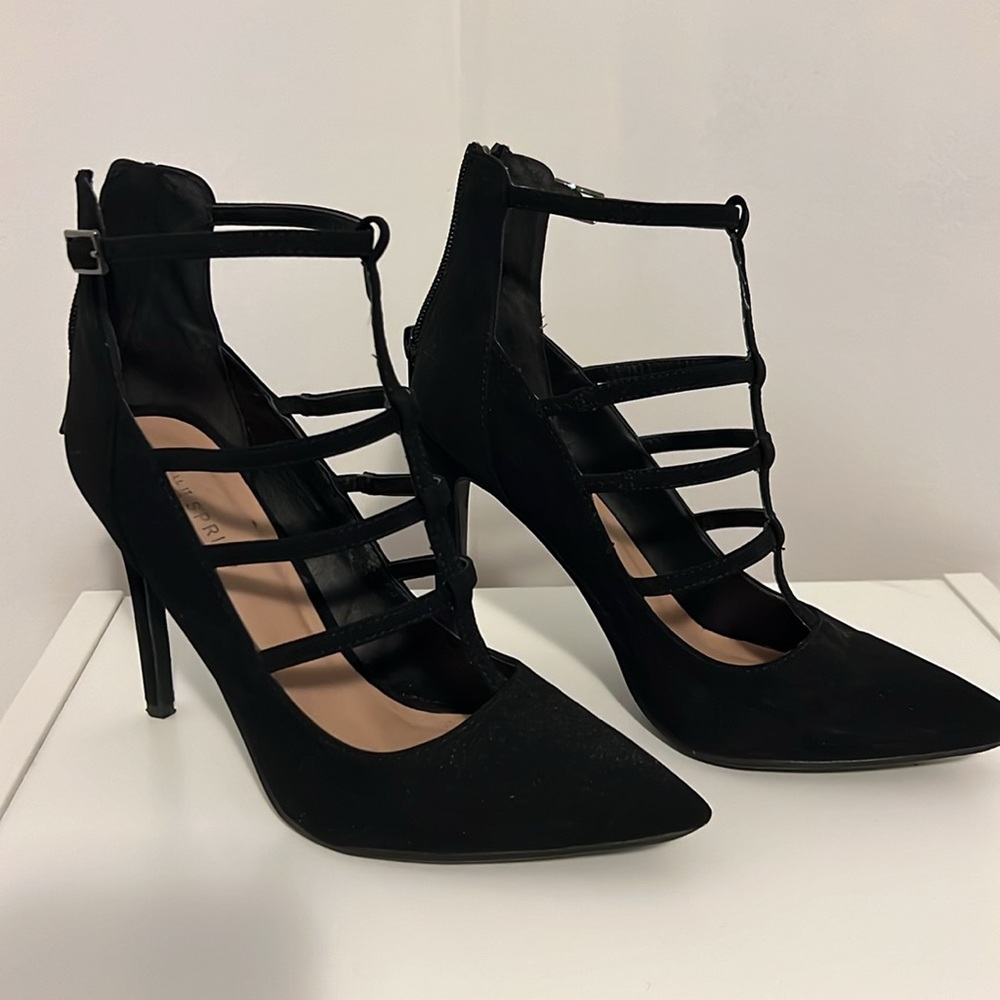 Black strapy pump